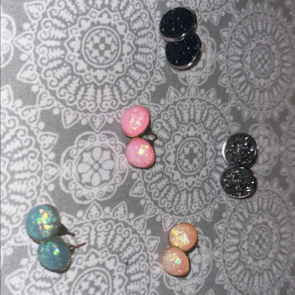 Set of 5 stud earrings - Picture 1 of 1